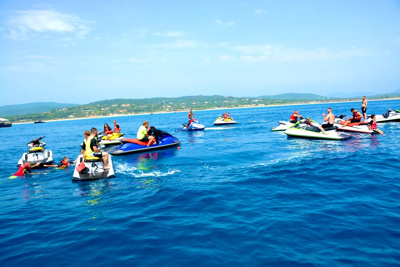 Groupe sur l'eau au large de Fréjus